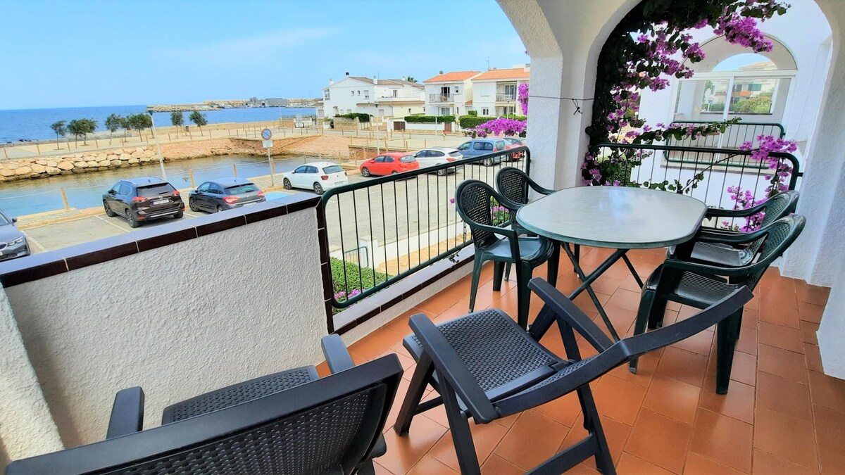 SANT CARLES 1 Fantastic apartment in the seafront