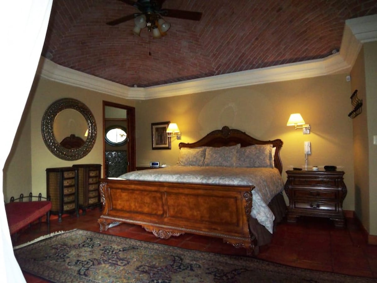 Luxury Villa Retreat - 8 Bedrooms - Sleeps 20