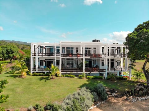 Luxury Villa Overlooking the Sea