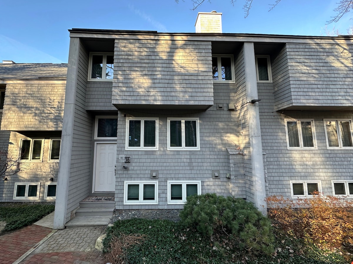 R18 Updated Ski-in/out Bretton Woods Townhome, AC!