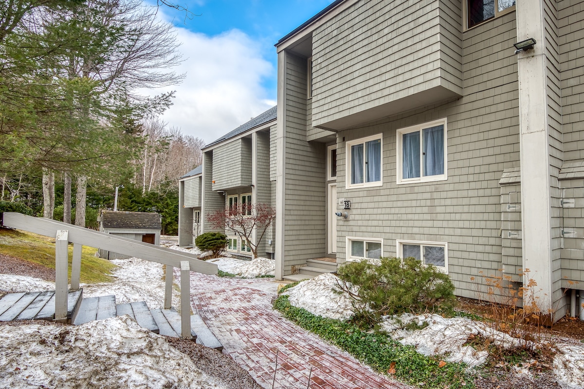 R18 Updated Ski-in/out Bretton Woods Townhome, AC!