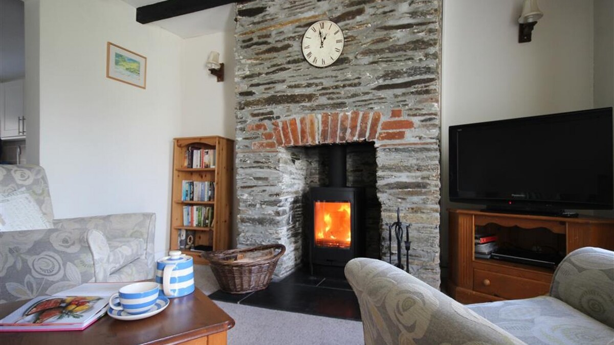 Rosemary Cottage, a 19th century cottage set with the camel trail and camel estuary at the end of the lane