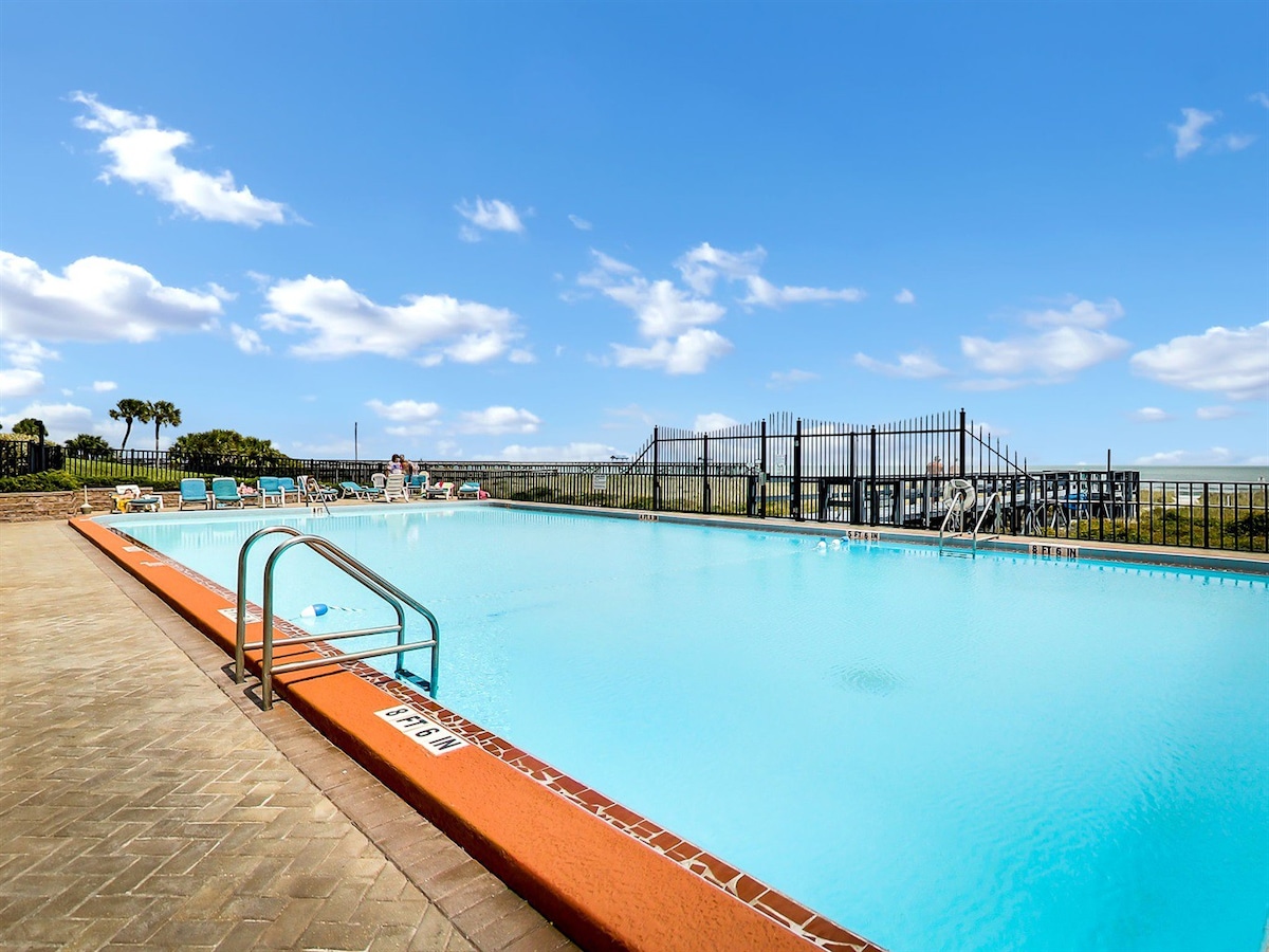 Dive into Oceanfront Delight : Book Today!