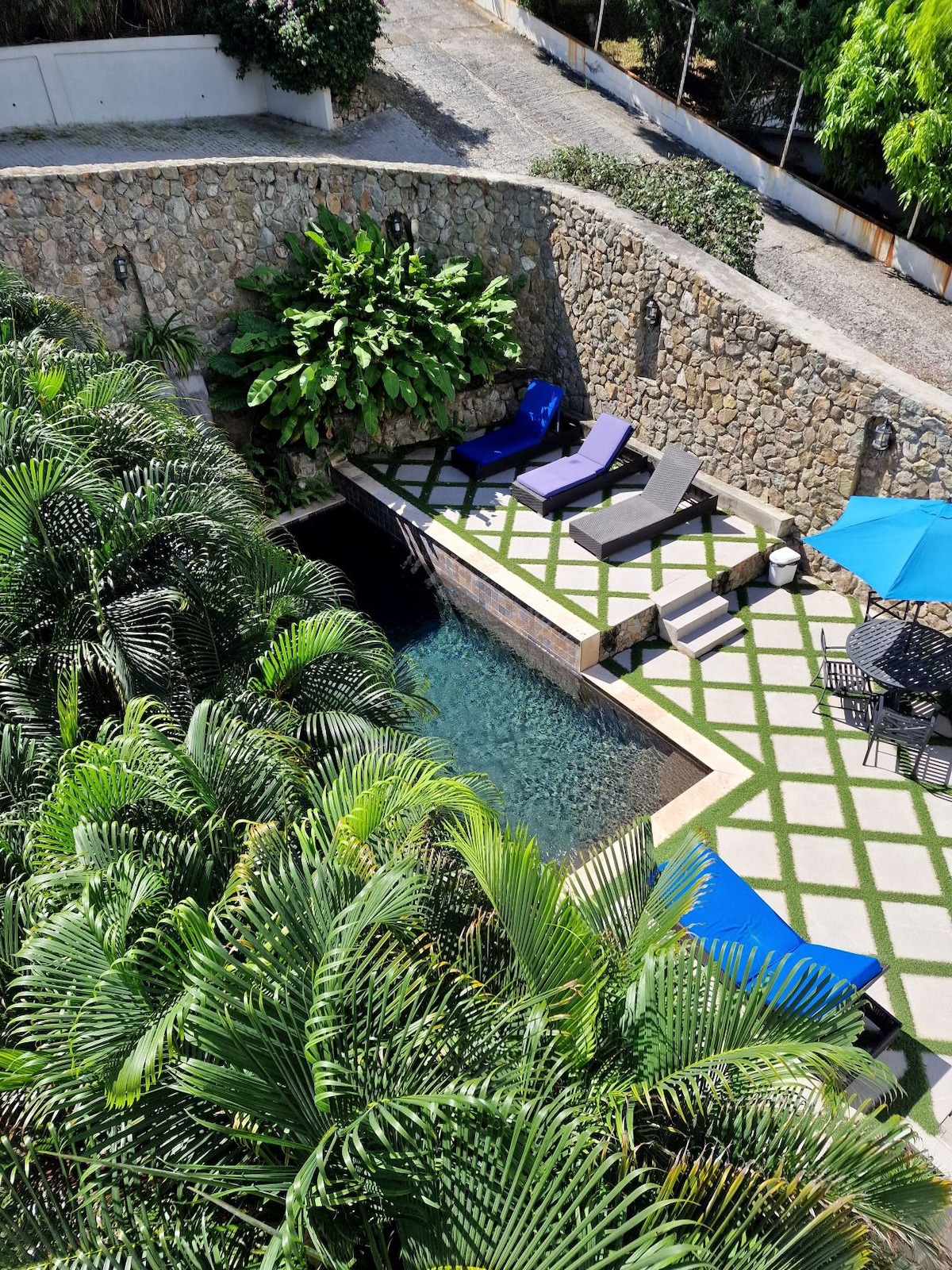 带私人花园和共用泳池的绿洲顶层公寓