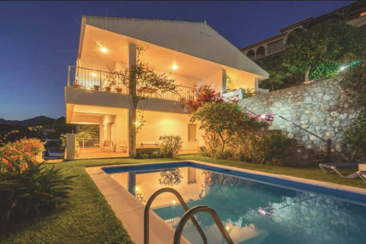 Villa 1 km away from the beach with swimming-pool