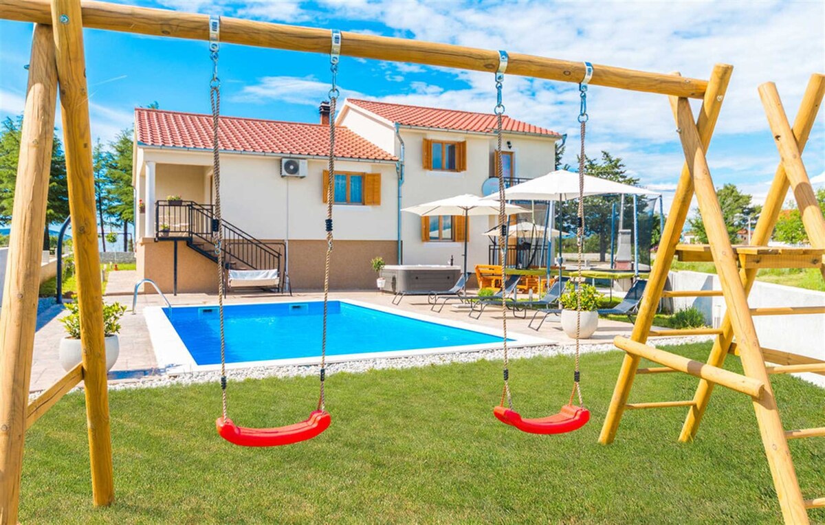 Holiday house Tina with a pool, jacuzzi and a chil