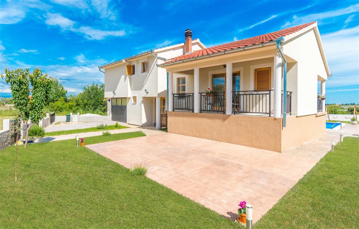 Holiday house Tina with a pool, jacuzzi and a chil