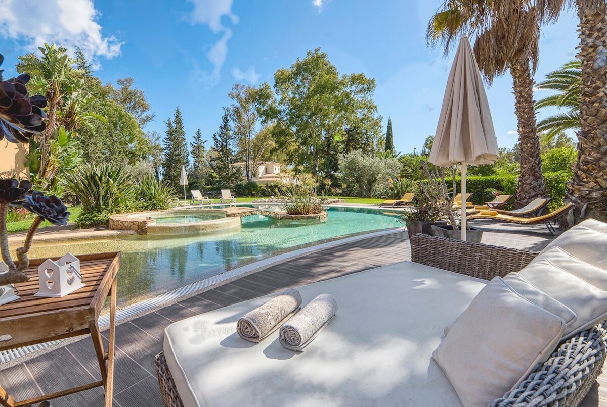 Amazing luxury villa with jacuzzi inside the pool!