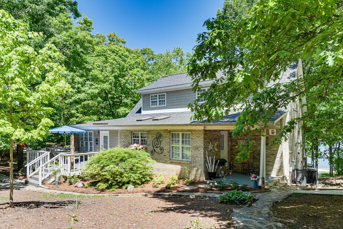 Spacious Home w/ Deck on Shores of Lake Wylie