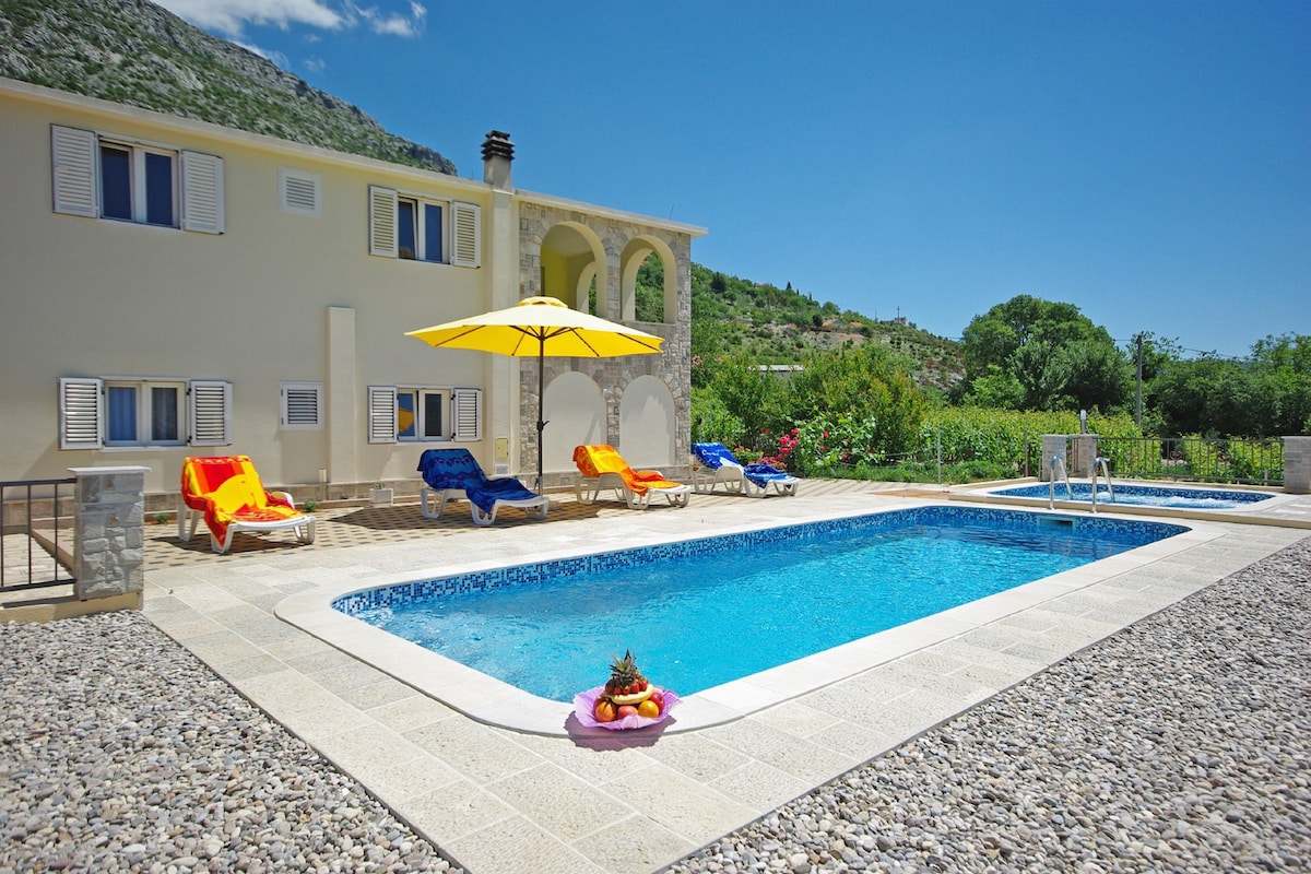 Villa Nova with private heated pool and jacuzzi
