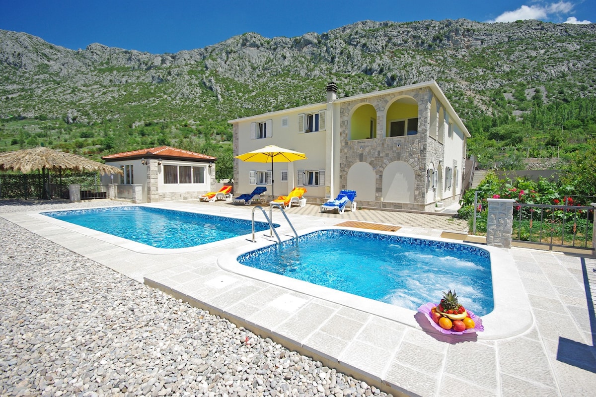 Villa Nova with private heated pool and jacuzzi