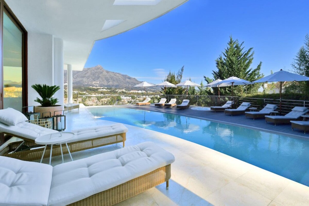 Vibrant Glow Villa with Marbella Mountains View