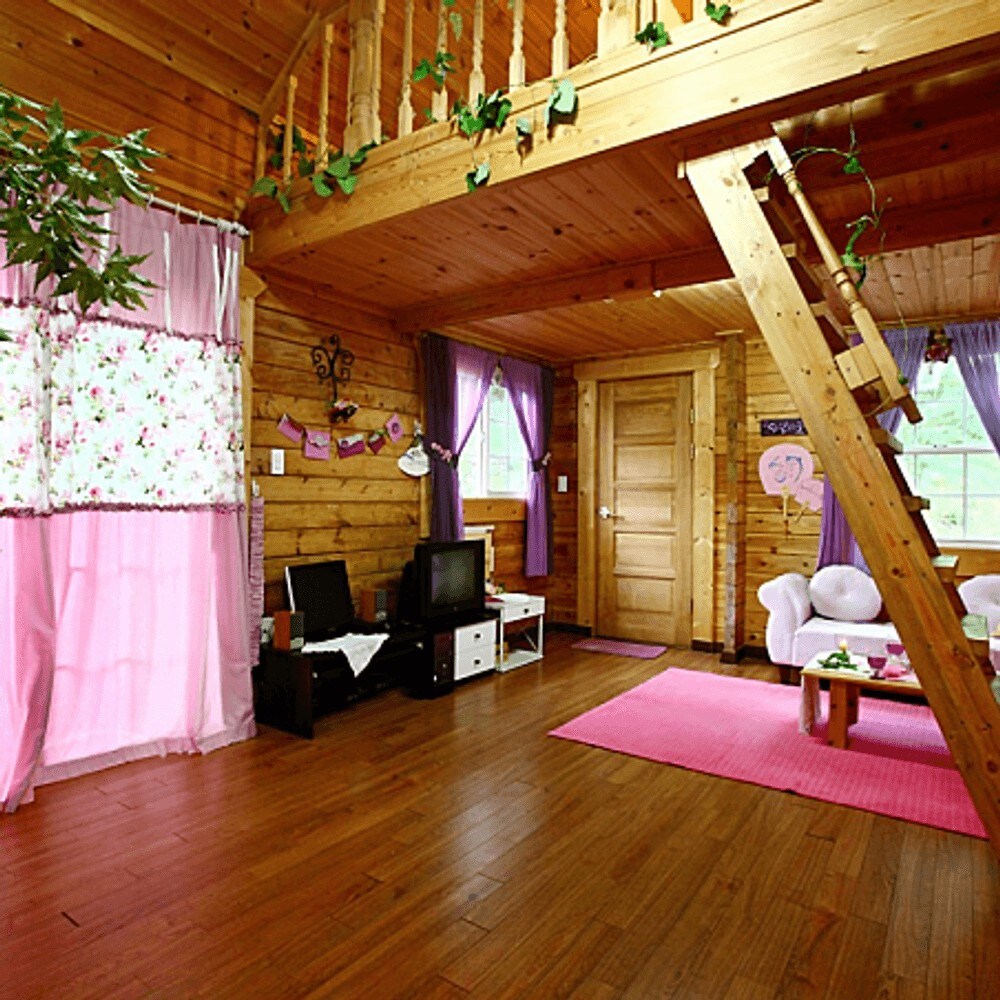 소나무로 지어진 숙소의 와인퍼플(단층원룸)