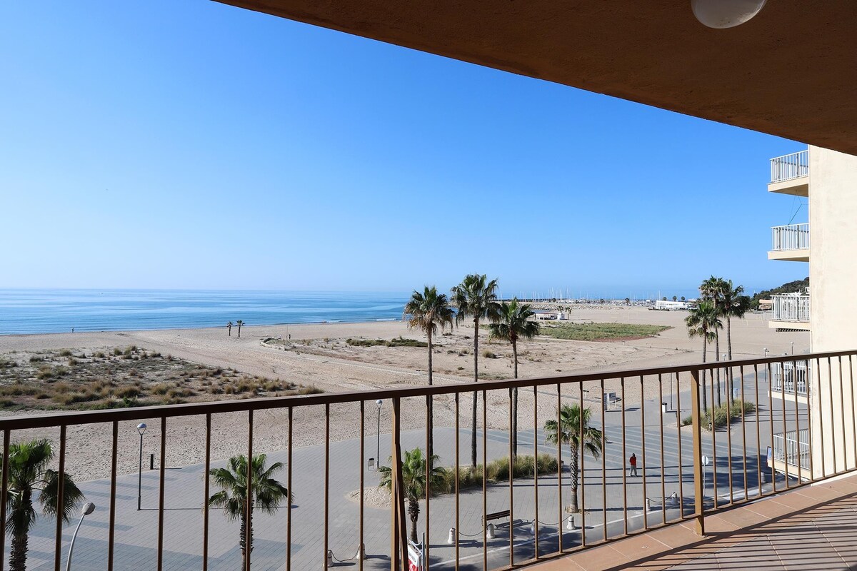 AT111 Torremar II: Apartment with frontal views of the beach and the sea