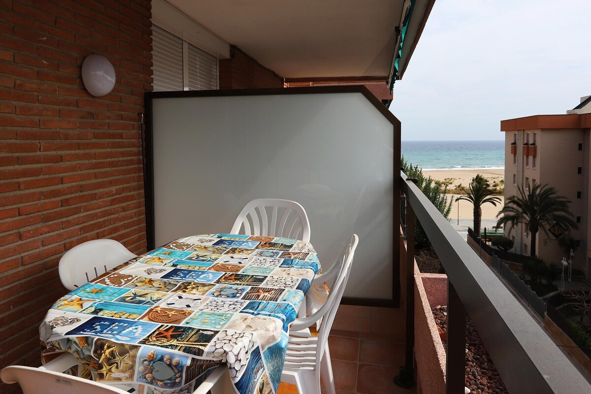 AT139 Els Pins I ：海滨公寓，带公共泳池