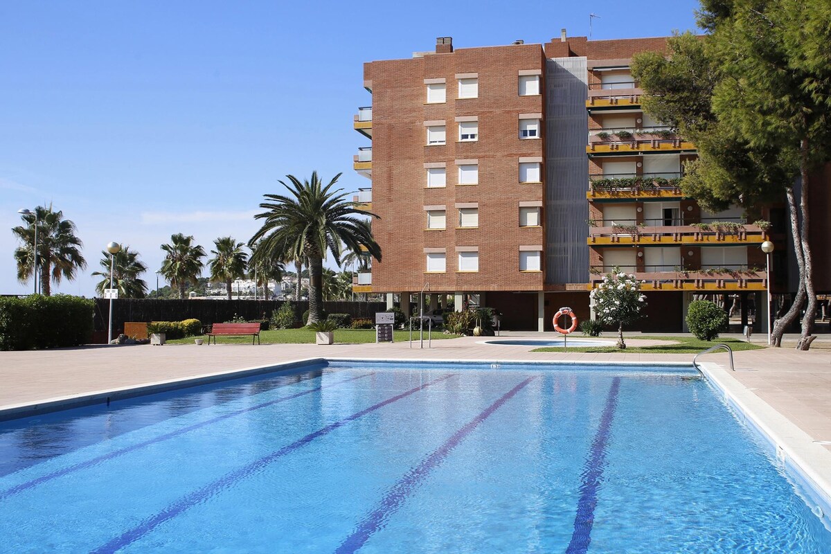 AT139 Els Pins I ：海滨公寓，带公共泳池