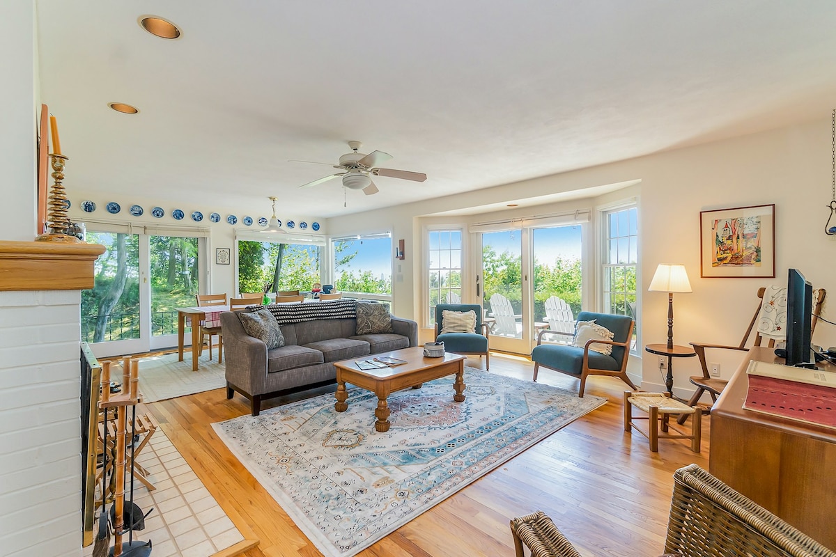 4BR Lakefront | Dog Friendly | Steps to Beach