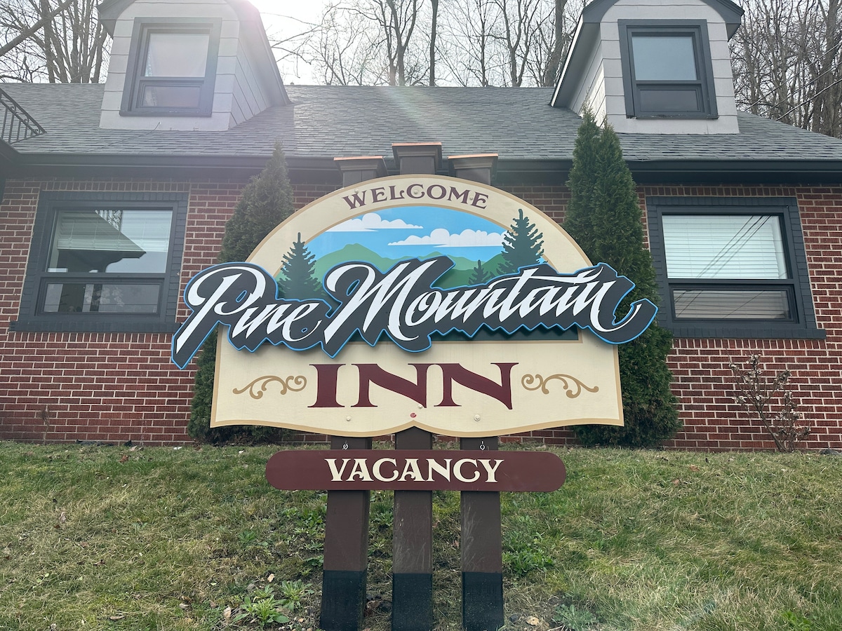 松山旅馆（ Pine Mountain Inn ）内的3号客房