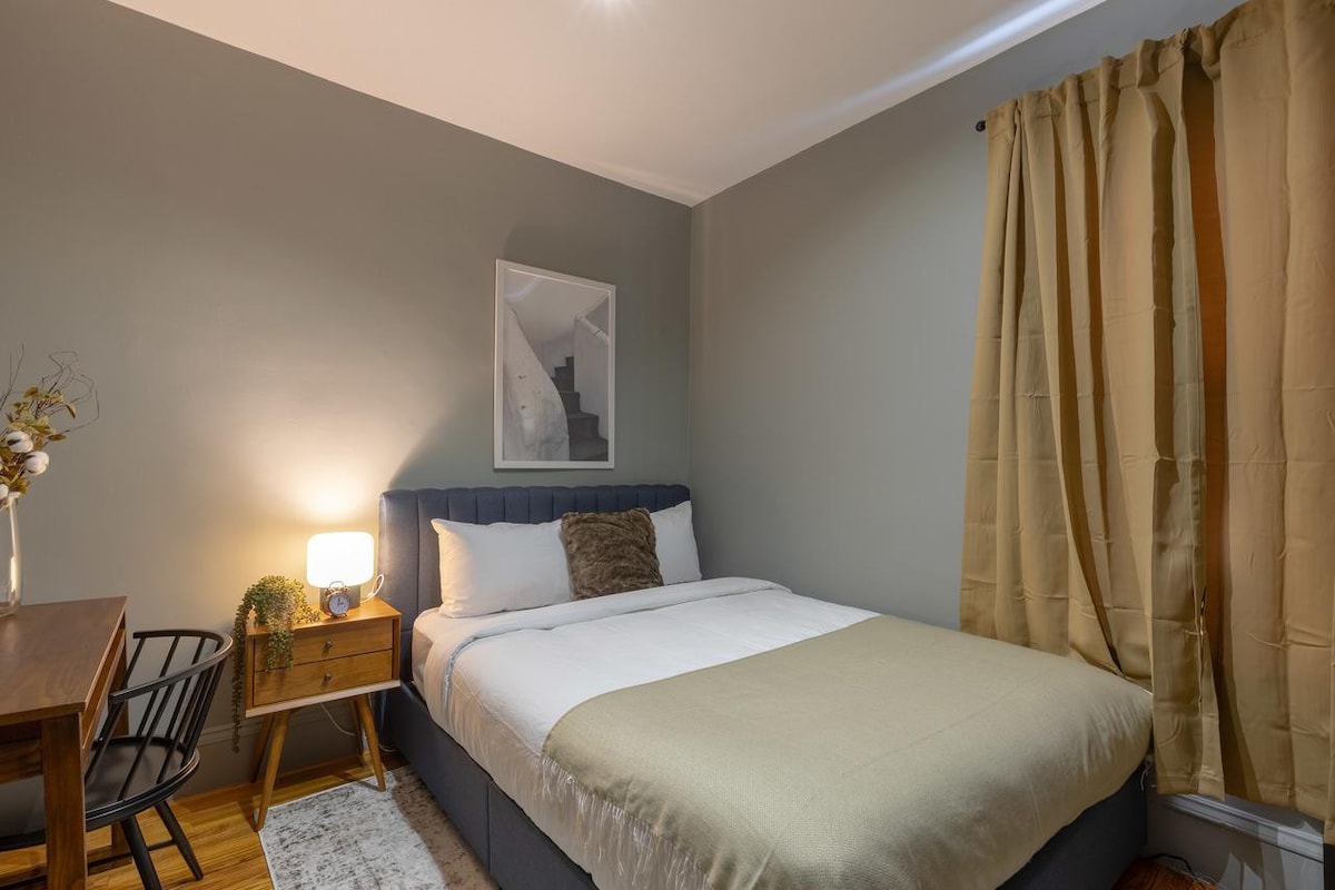 带家具的标准双人床卧室B ，位于# 352 ：肯尼迪/马萨诸塞大学