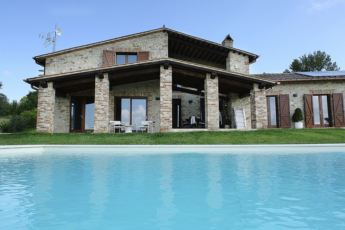 埃森扎别墅（ Villa l 'Essenza ） ，设有私人泳池