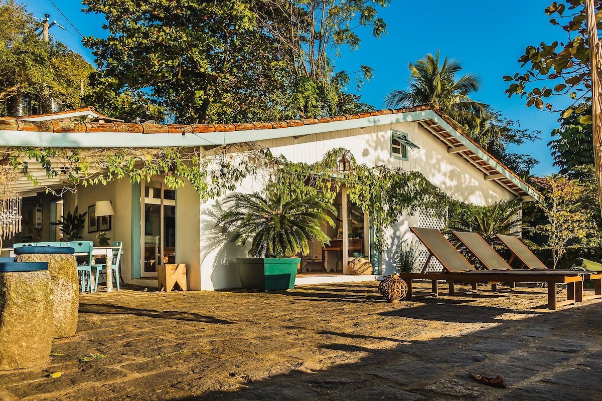 House with jacuzzi on Praia da Armação in Ilhabela