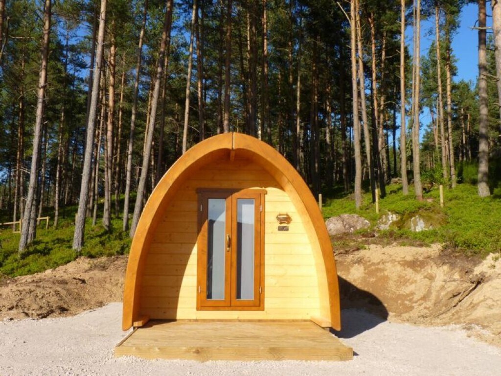 小木屋6平方米，可供2人入住。
