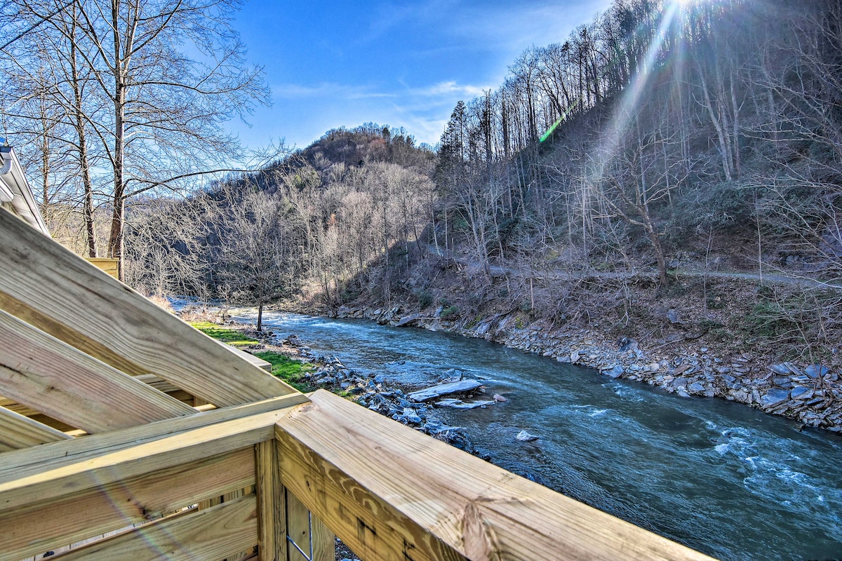 Burnsville Apt w/ River View - 10 Mi to Hiking!