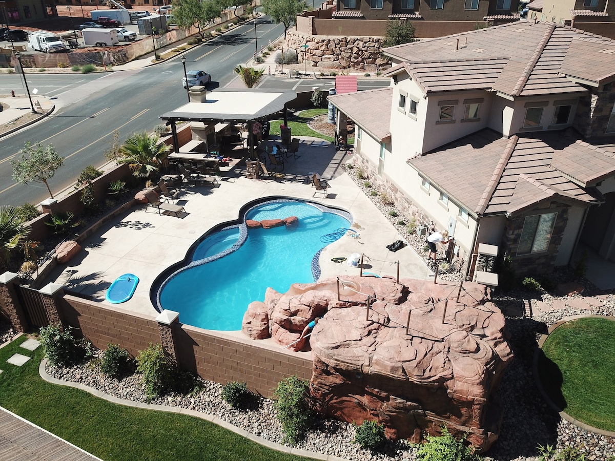 Zion Poolhouse - Private Pool! Backyard Oasis!