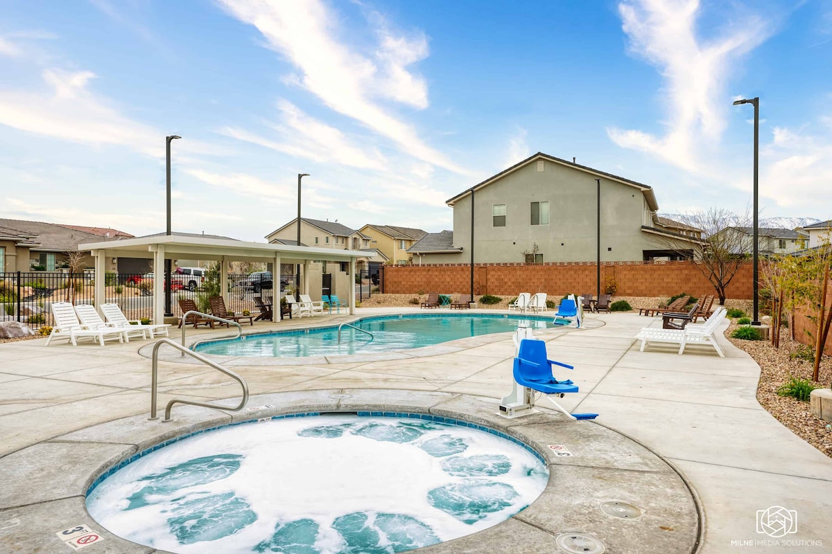 Zion Poolhouse - Private Pool! Backyard Oasis!