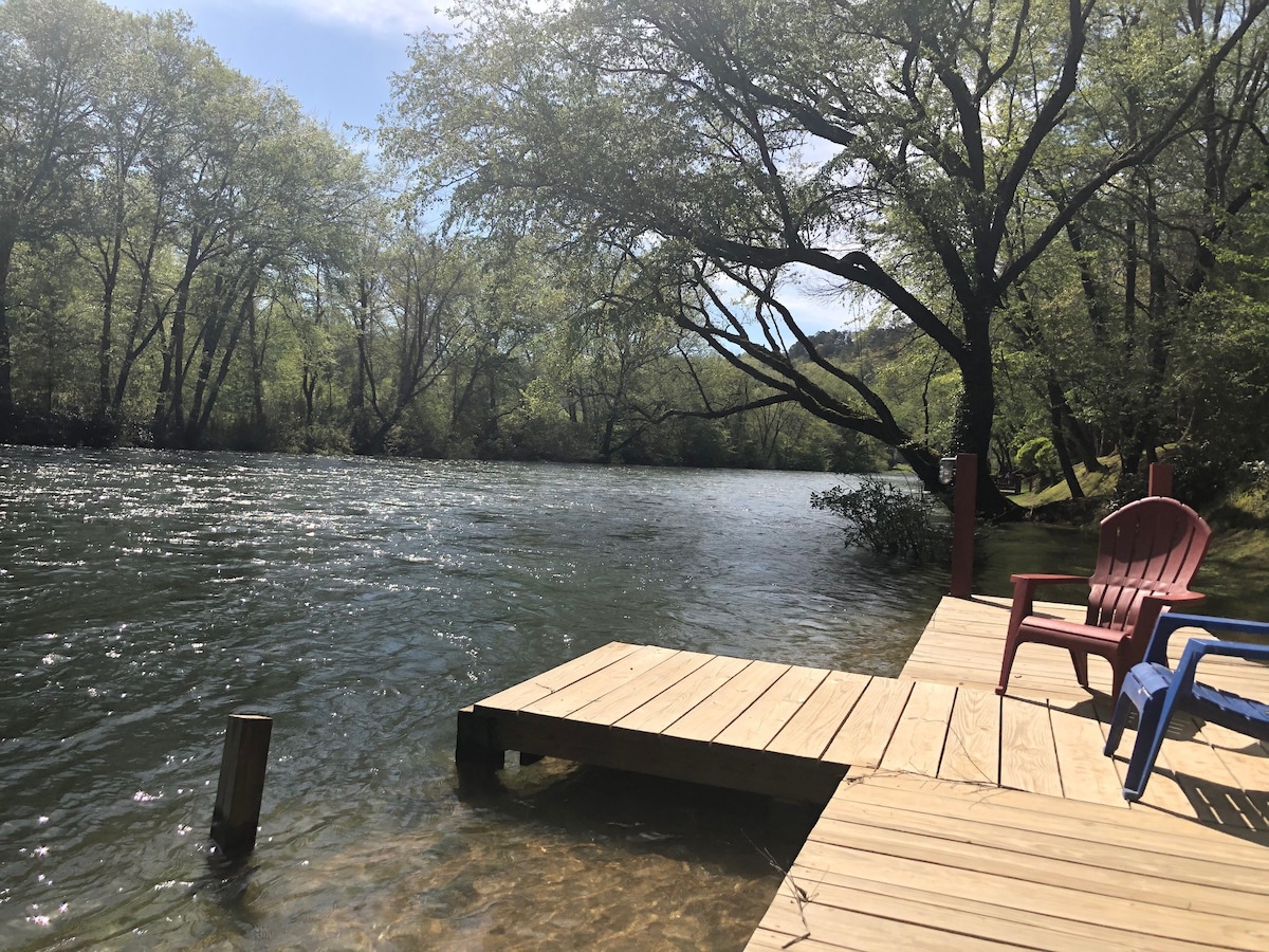 A Rivers Edge - Private Dock on the Toccoa River