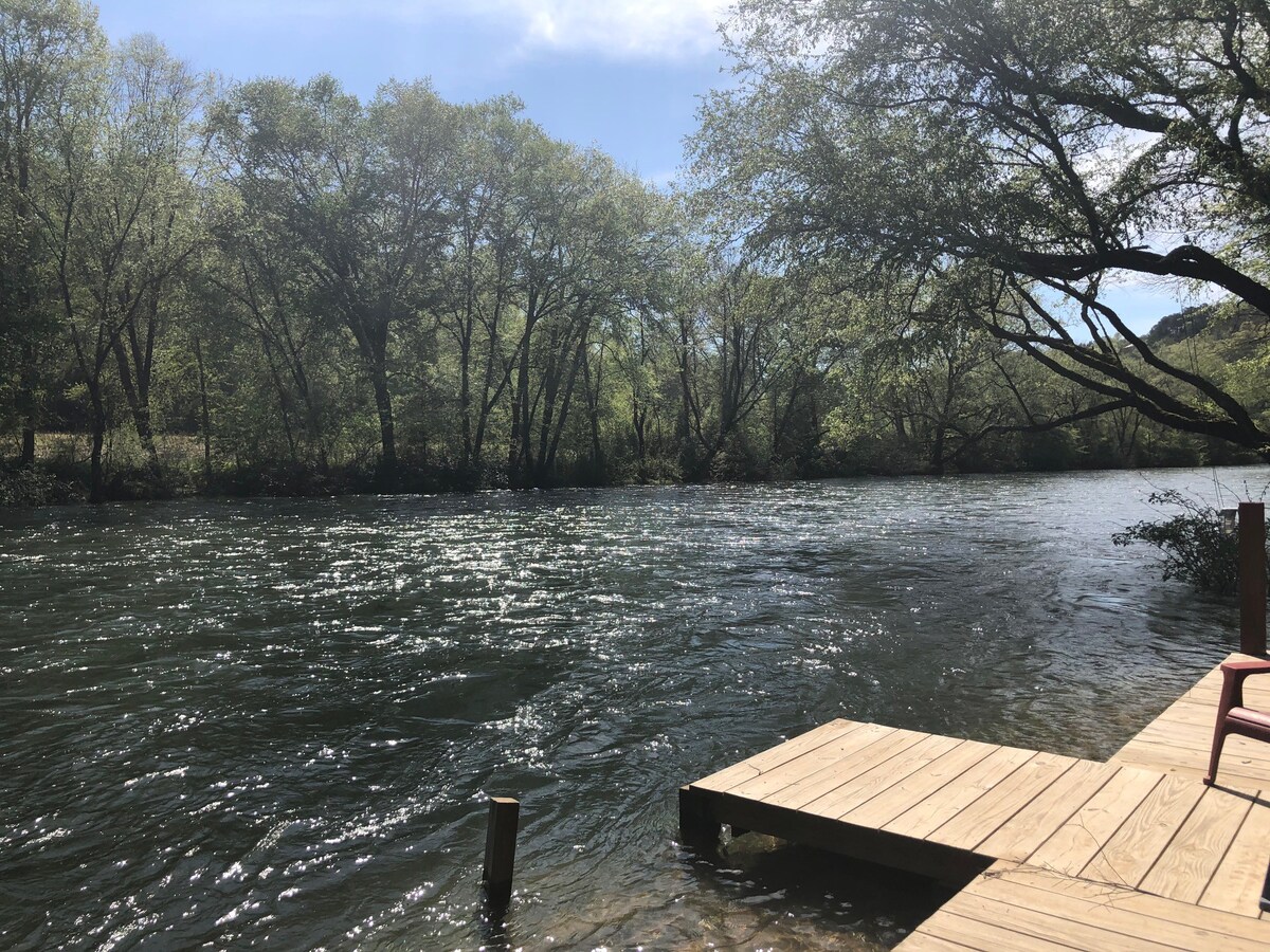 A Rivers Edge - Private Dock on the Toccoa River