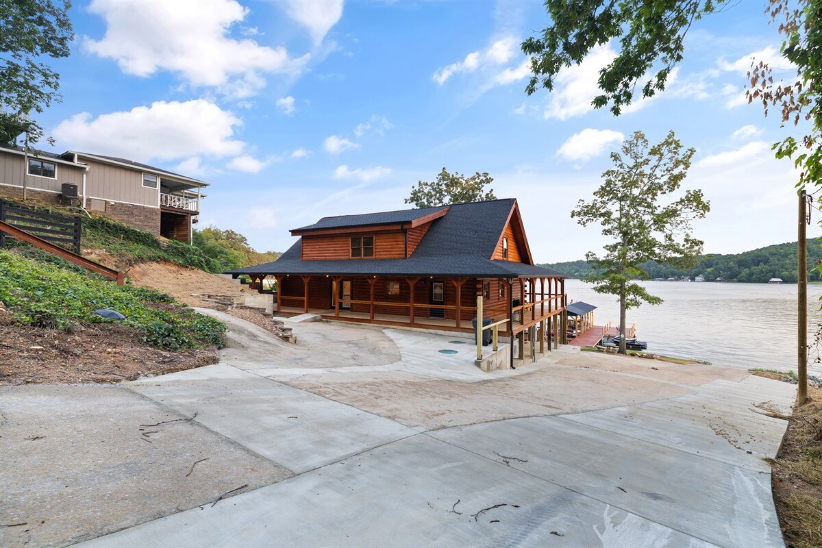 Beautiful New Log Cabin, on the Water, Boat Rental