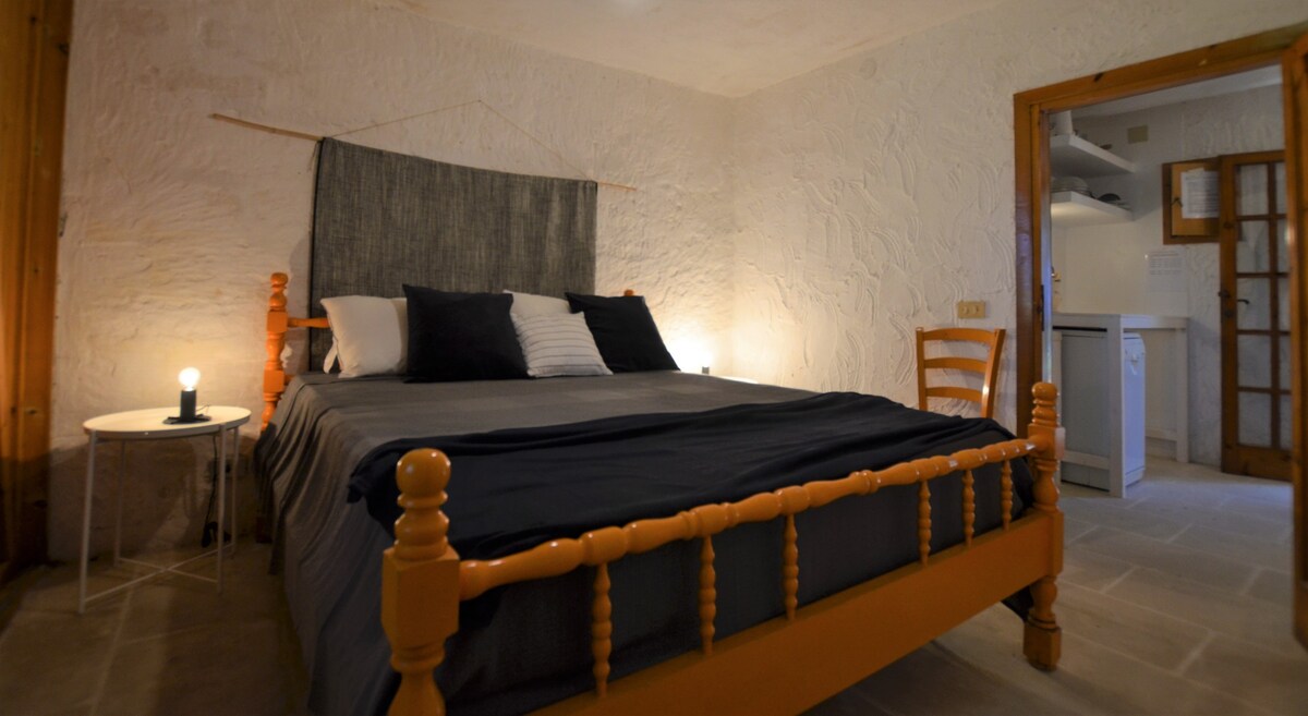 Little trullo with private sea access (house E)