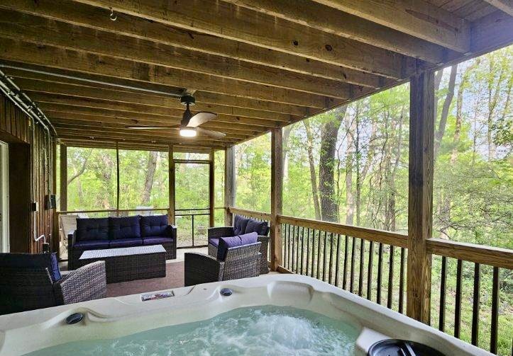 带私人热水浴缸的野生花度假屋
