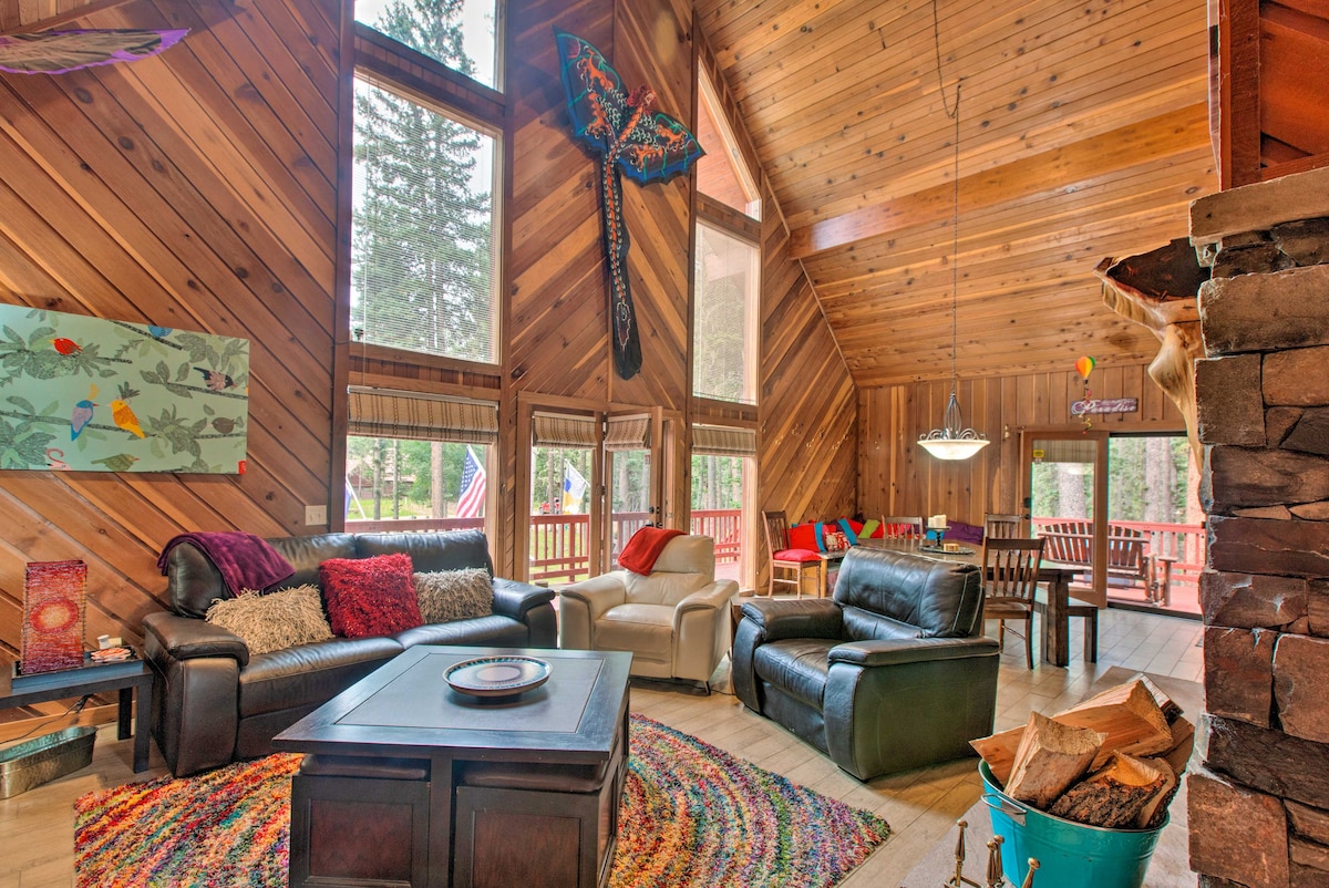 'Angels Envy' ~ Cabin w/Deck: 4 Miles to Ski Lift!