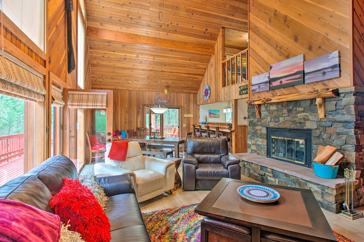 'Angels Envy' ~ Cabin w/Deck: 4 Miles to Ski Lift!