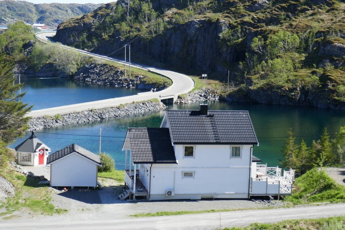 Seafront Holiday Home close to Reine, Lofoten