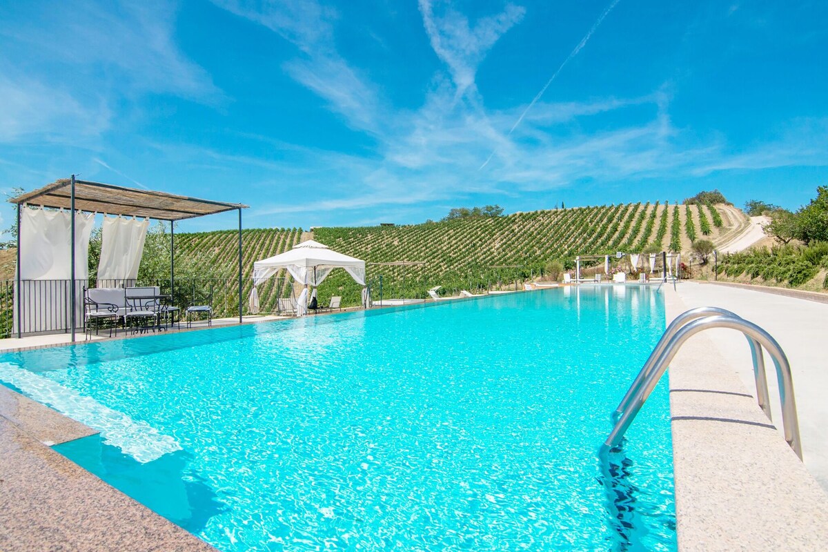 Ascoli Piceno风景优美的公寓，带泡泡浴