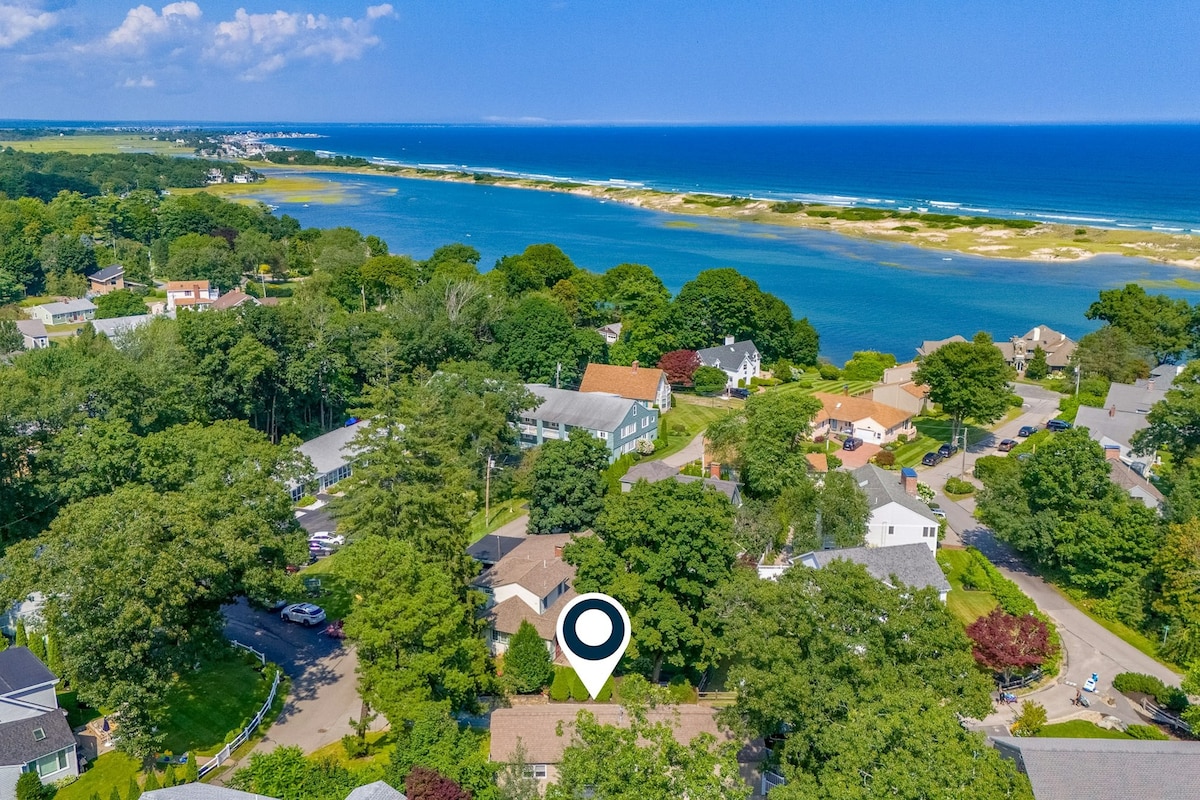 Cozy home near the water with foosball & inviting