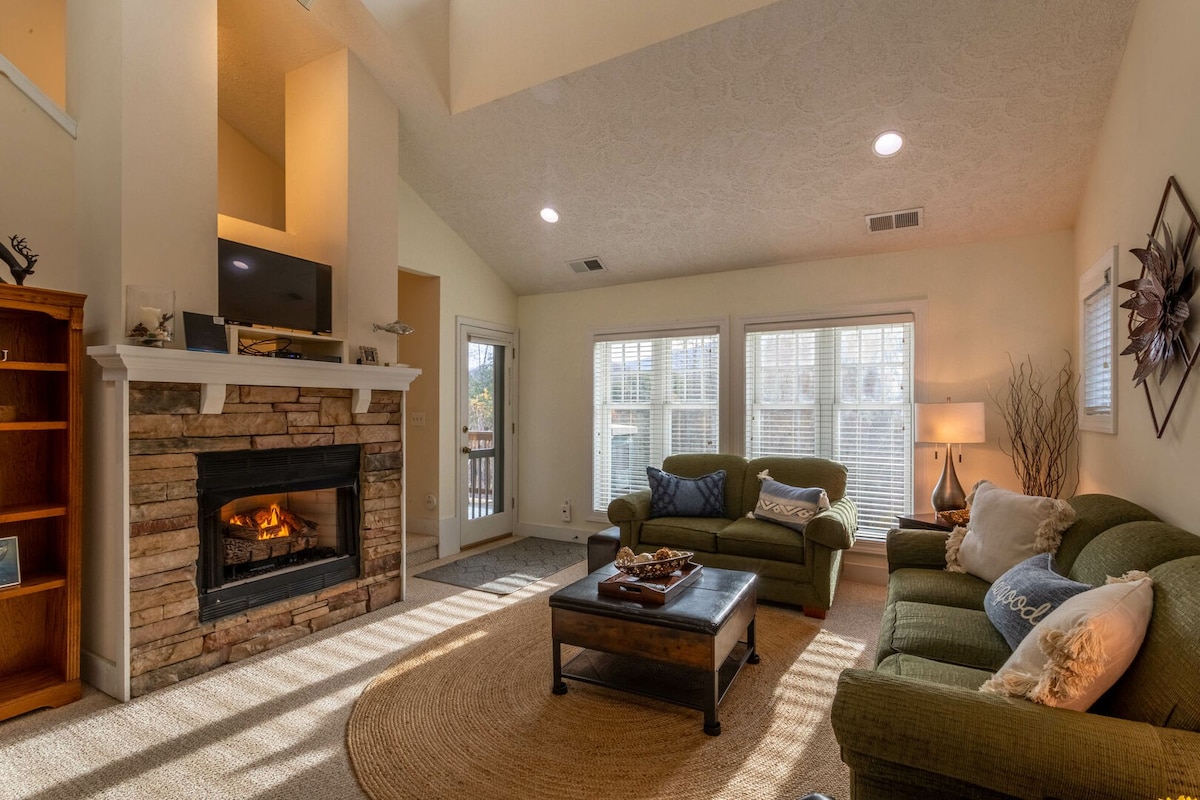 Still Lake Haven-Echota club amenities, fireplace!