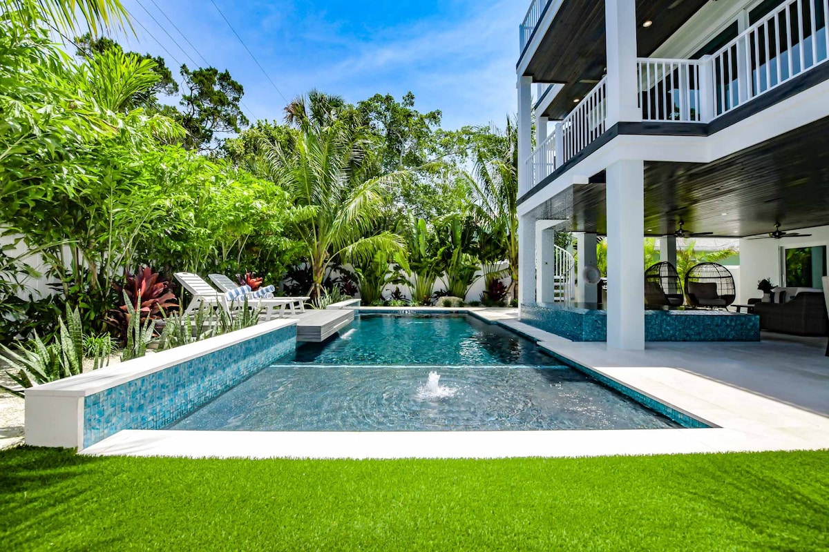 Putting Green, Rooftop Deck, AND Gulf Views