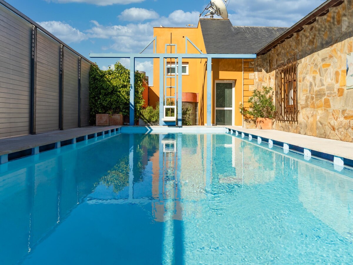 这栋别墅非常棒，配备私人泳池