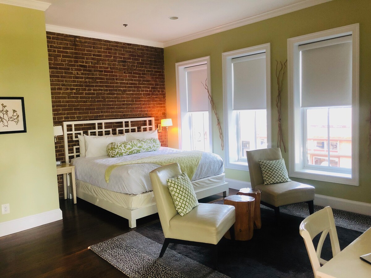 The Verde Suite at 249, Culpeper Downtown
