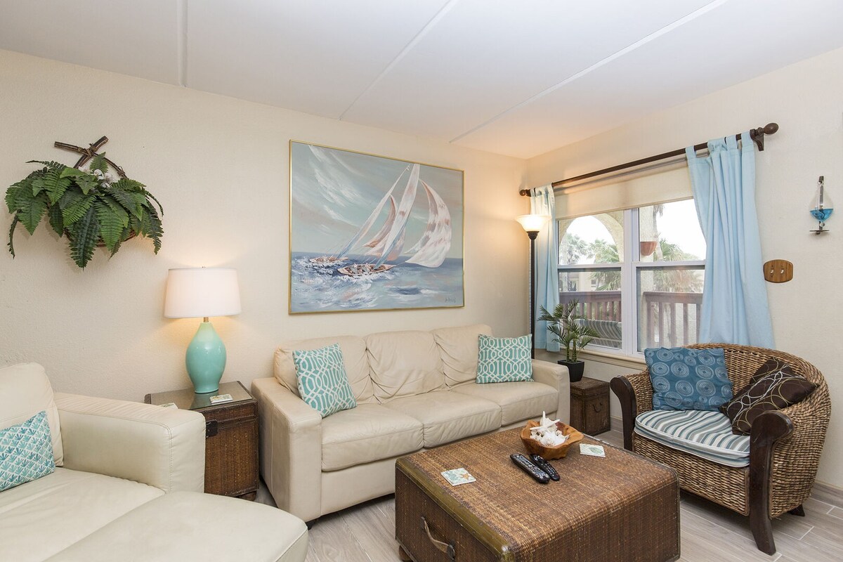 Remodeled condo across the street from the beach with pool and hot tub!