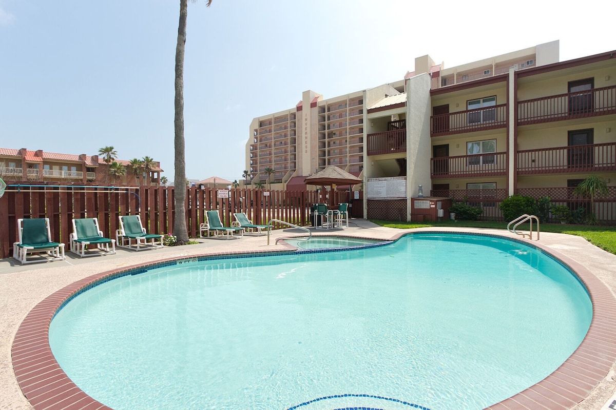 Remodeled condo across the street from the beach with pool and hot tub!