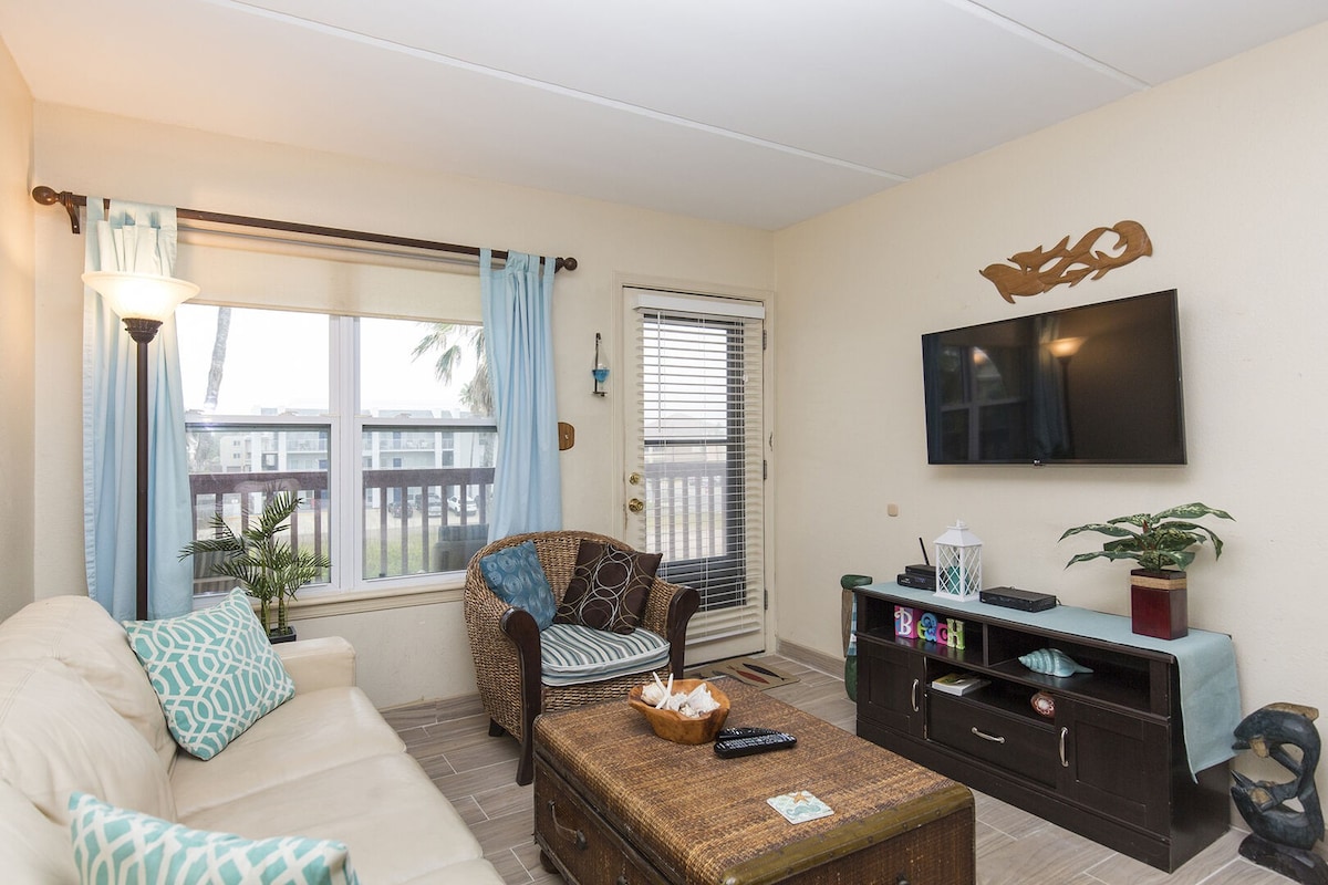 Remodeled condo across the street from the beach with pool and hot tub!