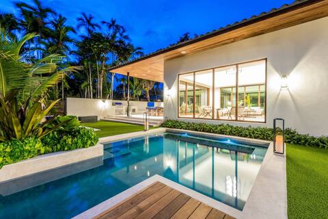 DreamVilla / Pool! Brand New Modern Construction!