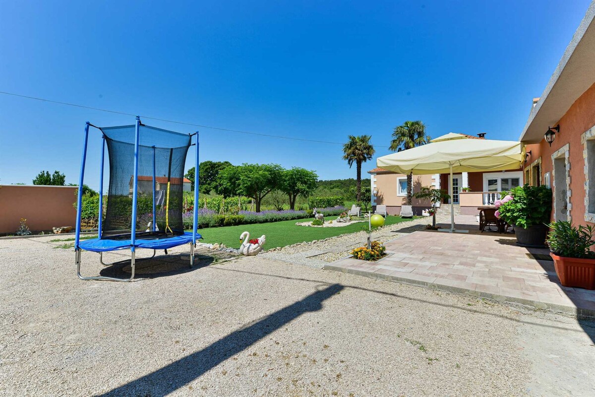 Holiday House Meri with pool in a peaceful area