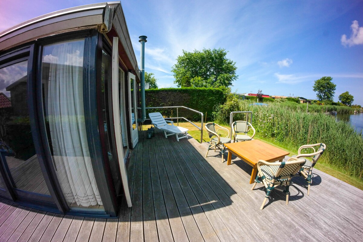 Chalet Valentina directly on the Lauwersmeer