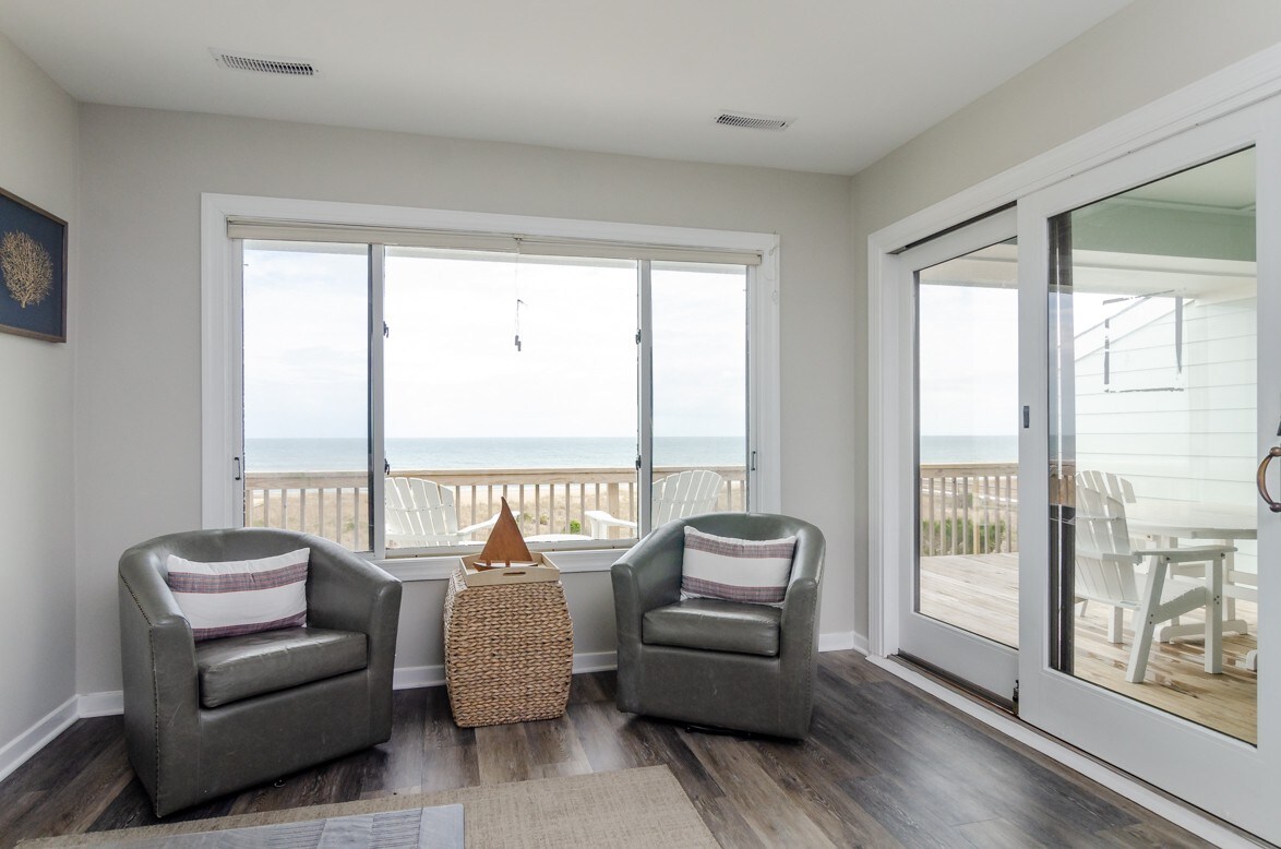 Stunning 3 Bedroom Condo Near Crystal Pier - W282